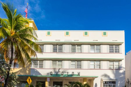 Foto de MIAMI, USA - 20 AGO 2014: El hotel avalon ubicado en Ocean Drive y construido en la década de 1930 es un típico hotel art noueau en South Beach en Miami, USA. - Imagen libre de derechos