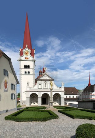 Téléchargez les photos : Extérieur de la Collégiale Saint-Michel, dans le monastère médiéval de Beromunster, canton de Lucerne, Suisse - en image libre de droit