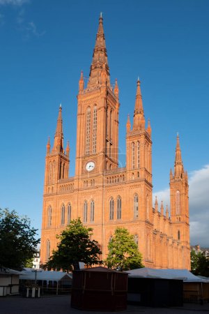 Téléchargez les photos : Eglise protestante néo-gothique appelée Marktkirche à Wiesbaden, Allemagne - en image libre de droit