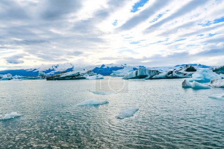 Téléchargez les photos : La lagune joekulsar avec ses icebergs et son glacier érodant en Islande - en image libre de droit