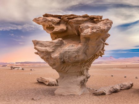Foto de El 'Árbol de Piedra' es una formación rocosa aislada en Bolivia
. - Imagen libre de derechos