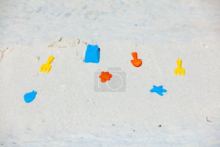 Téléchargez les photos : Jouets en plastique pour les enfants à la plage de sable fin à Miami - en image libre de droit