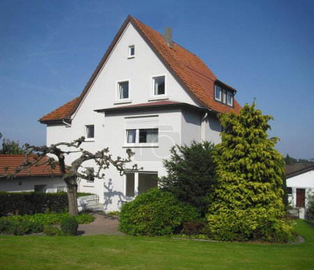 Foto de Genérico antigua casa de familia pintada de blanco con techo rojo en el estilo hace 100 años - Imagen libre de derechos
