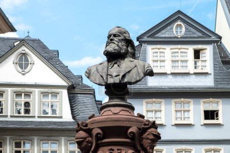 Téléchargez les photos : Francfort, Allemagne - 16 août 2023 : Le Friedrich Stoltze Brunnen, statue commémorant Friedrich Stolze, l'un des Frankfurts de nombreux libres penseurs et commentateurs sociaux - en image libre de droit