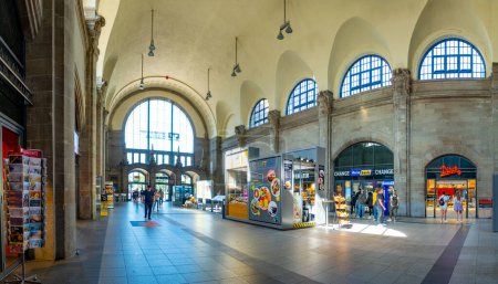 Foto de Fráncfort del Meno, Alemania - 10 de agosto de 2023: las personas en la estación central de tren de Frankfurt se apresuran a tomar el tren. - Imagen libre de derechos