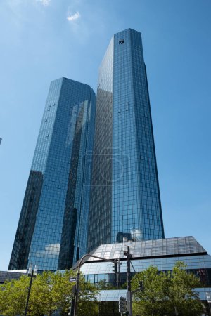 Téléchargez les photos : Francfort-sur-le-Main, Allemagne - 10 août 2023 : Les tours jumelles de la Deutsche Bank (Deutsche-Bank-Hochhaus), qui servent de siège à la banque. - en image libre de droit