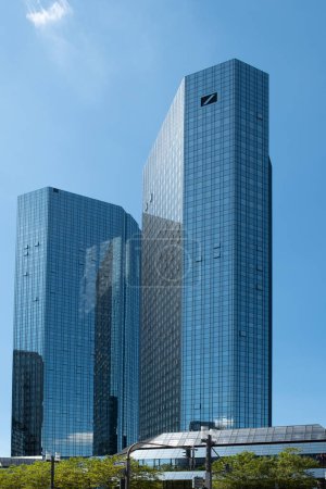 Téléchargez les photos : Francfort-sur-le-Main, Allemagne - 10 août 2023 : Les tours jumelles de la Deutsche Bank (Deutsche-Bank-Hochhaus), qui servent de siège à la banque. - en image libre de droit