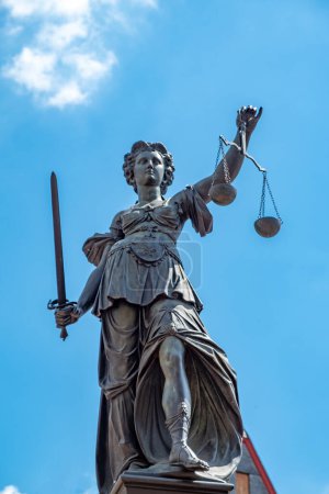 Foto de Fráncfort, Alemania - 10 de agosto de 2023: estatua de Lady Justice en Fráncfort del Meno, Fráncfort, Alemania - Imagen libre de derechos