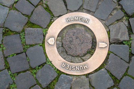 Téléchargez les photos : Muenster, Allemagne - 5 août 2023 : drain d'eau avec inscription Antwerpen pour honorer le partenariat de jumelage de villes avec Hameln. - en image libre de droit
