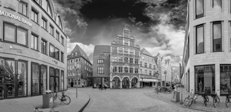 Foto de Muenster, Alemania - 5 de agosto de 2023: Arquitectura de casas en el mercado Prinzipal en Munster, Alemania. - Imagen libre de derechos