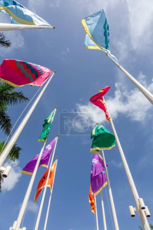 Foto de Miami, EE.UU. - 29 de agosto de 2014: diferentes banderas de patrocinadores en el parque Bayside, Miami. - Imagen libre de derechos