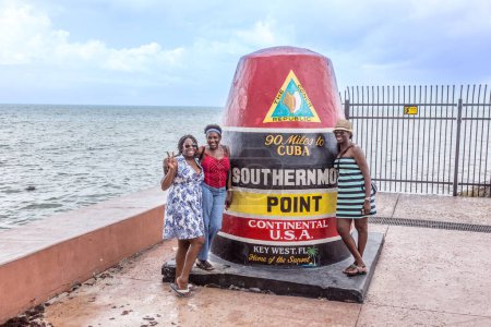 Téléchargez les photos : Key West, États-Unis - Le 27 août 2014 : les gens posent au marqueur Southernmost Point, Key West, Floride, États-Unis. - en image libre de droit