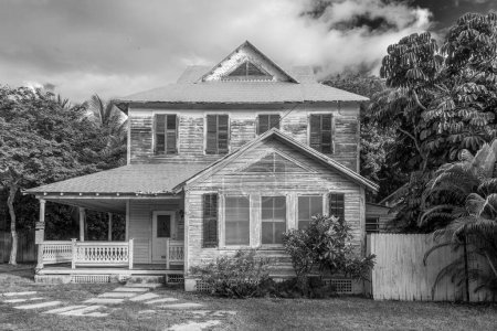 Foto de Key West, EE.UU. - 26 de agosto de 2014: antigua villa podrida en estilo victoriano americano en Key West, EE.UU.. - Imagen libre de derechos