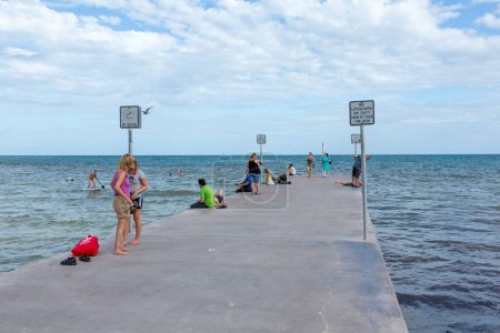 Téléchargez les photos : Key West, États-Unis - Le 26 août 2014 : les gens se détendent à la jetée en béton au point le plus au sud de Key West. - en image libre de droit