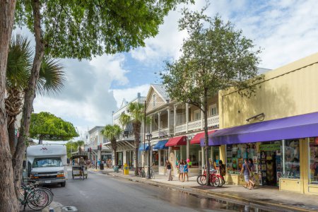 Foto de Key West, EE.UU. - 26 de agosto de 2014: Edificios históricos de madera en Key West a lo largo de la calle Duval. - Imagen libre de derechos