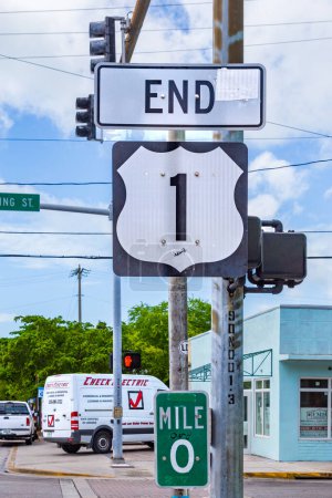 Foto de Key West, Estados Unidos - 26 de agosto de 2014: Milla Cero en Key West, señal de tráfico No1 Florida keys. - Imagen libre de derechos