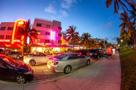 Foto de Miami Beach, EE.UU. - 23 de agosto de 2014: vista nocturna al océano con hoteles y restaurantes art deco en el distrito art deco. - Imagen libre de derechos
