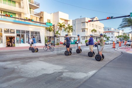 Foto de Miami, EE.UU. - 23 de agosto de 2014: los turistas exploran el distrito art deco en South Beach, Miami, EE.UU., en Segway. - Imagen libre de derechos