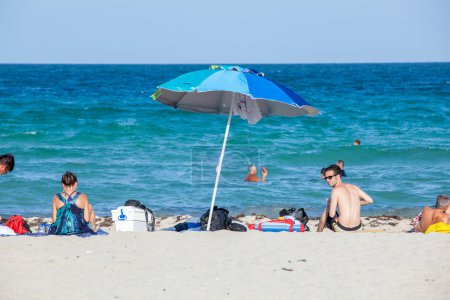 Foto de Miami Beach, Estados Unidos - 23 de agosto de 2014: la gente disfruta del día soleado en la playa sur de Miami, Estados Unidos. Estados Unidos. - Imagen libre de derechos