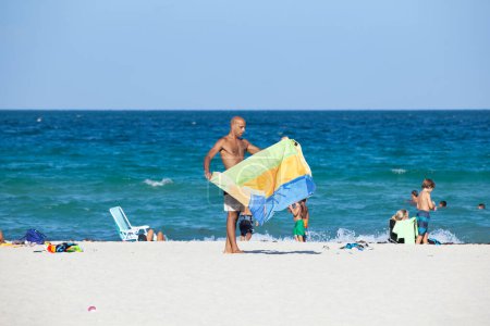 Foto de Miami Beach, Estados Unidos - 23 de agosto de 2014: la gente disfruta del día soleado en la playa sur de Miami, Estados Unidos. - Imagen libre de derechos