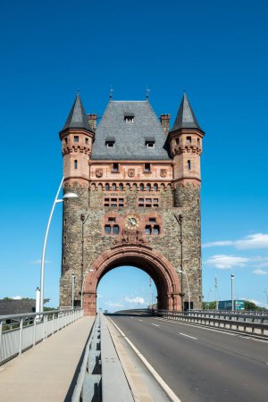 Téléchargez les photos : Monument culturel historique tour monument appelé Nibelungenbrcke ou Nibelungentor sur le pont dans la ville Worms en Allemagne - en image libre de droit
