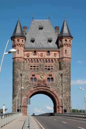 Téléchargez les photos : Monument culturel historique tour monument appelé Nibelungenbrcke ou Nibelungentor sur le pont dans la ville Worms en Allemagne - en image libre de droit