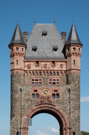 Foto de Monumento histórico cultural torre hito llamado Nibelungenbrcke o Nibelungentor en puente en la ciudad Gusanos en Alemania - Imagen libre de derechos