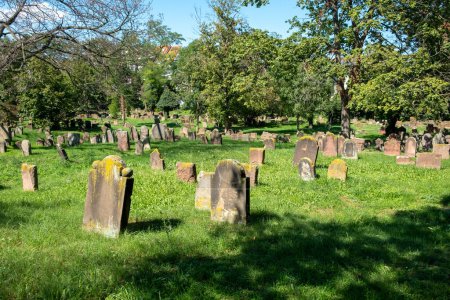 Téléchargez les photos : Le cimetière juif de Worms ou Heiliger Sand, à Worms, en Allemagne, est généralement appelé le plus ancien cimetière juif d'Europe. La plus ancienne pierre tombale encore lisible date de 1058 - en image libre de droit