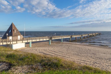 Téléchargez les photos : Historique belle jetée à la mer baltique à Ahlbeck Heringsdorf avec plage vide à Usedom - en image libre de droit