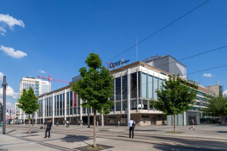 Téléchargez les photos : Francfort, Allemagne - 19 mai 2014 : Opéra moderne à Francfort sur la place Willy Brandt avec tramway. - en image libre de droit