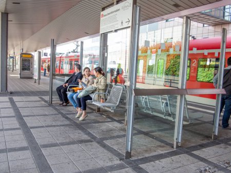 Foto de Frankfurt, Alemania - 17 de mayo de 2014: personas esperando el próximo - Bahn - tren local - en la estación Gallus.. - Imagen libre de derechos