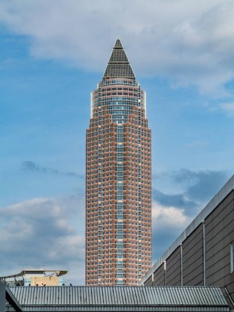 Téléchargez les photos : FRANKFURT, ALLEMAGNE - 17 MAI 2014 : Messeturm - Fair Tower à Francfort, Allemagne. Le gratte-ciel était le plus haut bâtiment d'Europe de 1991 à 1997 avec 257 mètres
. - en image libre de droit