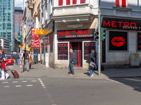 Foto de Frankfurt, Alemania - 17 de mayo de 2014: las tiendas de sexo y bares se encuentran en la Moselstrasse en la zona de la estación de tren en Frankfurt, Alemania. - Imagen libre de derechos