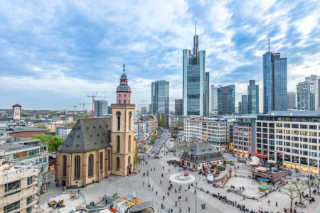 Foto de Frankfurt Alemania - 3 de abril de 2014: vista al horizonte con Hauptwache en Frankfurt, Alemania. El Hauptwache es un punto central y uno de los lugares más famosos de Frankfurt. - Imagen libre de derechos