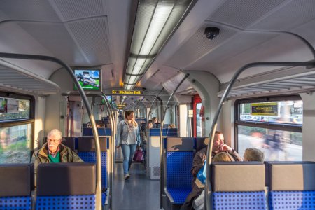 Foto de Frankfurt, Alemania - 29 de marzo de 2014: s-Bahn, tren local que sirve la zona de Frankfurt con transporte de pasajeros. El S-Bahn electrificado sirve a la zona Rin-Main con transporte local. - Imagen libre de derechos
