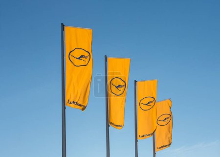 Foto de FRANKFURT, ALEMANIA - 20 DE MARZO DE 2014: Bandera de Lufthansa con símbolo de Lufthansa, la grúa en Frankfurt, Alemania. El logotipo aktual de Lufthansa es un diseño de 1964. - Imagen libre de derechos