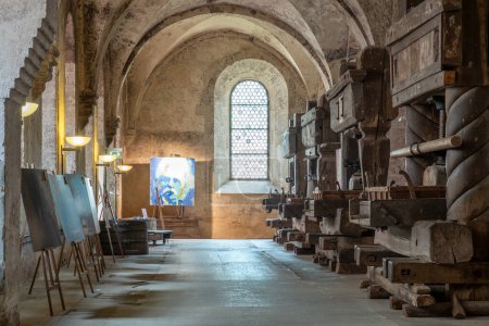 Téléchargez les photos : Eberbach, Allemagne - 24 août 2023 : ancienne cave et pressoir à Eberbach. L'abbaye est un ancien monastère cistercien près d'Eltville am Rhein dans le Rheingau, en Allemagne.. - en image libre de droit