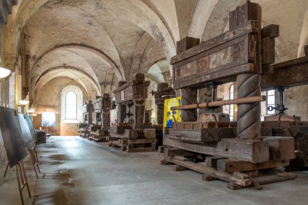 Foto de Eberbach, Alemania - 24 de agosto de 2023: antigua vinería y casa de prensa en Eberbach. La Abadía es un antiguo monasterio cisterciense cerca de Eltville am Rhein en Rheingau, Alemania.. - Imagen libre de derechos