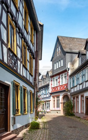 Foto de Eltville, Alemania - 24 de agosto de 2023: casas con entramado de madera en el casco antiguo histórico de Eltville am Rhein en el valle del Rin, Hesse, Alemania. - Imagen libre de derechos