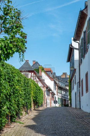 Téléchargez les photos : Eltville, Allemagne - 24 août 2023 : maisons à colombages dans la vieille ville historique d'Eltville am Rhein dans la vallée du Rhin, Hesse, Allemagne. - en image libre de droit