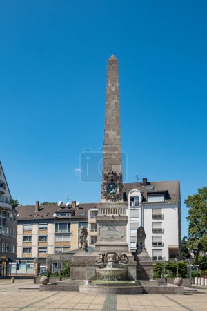 Photo for Worms, Germany - August 21, 2023: Ludwig monument with obelisk and fountain, unidentified people. The monument remembers for the Grand Duke Ludwig IV. of Hesse for his military merits - Royalty Free Image