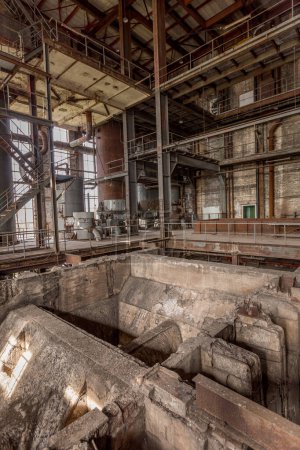 Foto de Peenemuende, Alemania - 17 de abril de 2014: tablero de control en la antigua central eléctrica de carbón abandonada en Peenemuende. Peenemuende fue también el lugar de construcción de los cohetes WW2 V2. - Imagen libre de derechos