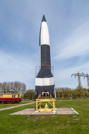 Foto de Peenemuende, Alemania 17 de abril de 2014: cohete alemán WW2 V2 en Peenemuende, Alemania. A partir de 1943 un gran número de cohetes fueron fabricados en instalaciones de producción subterráneas.. - Imagen libre de derechos