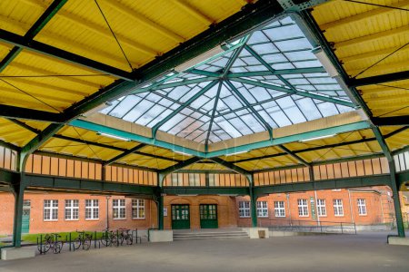 Foto de Heringsdorf, Alemania - 17 de abril de 2014: famosa estación de tren antigua en Seebad Heringsdorf, Alemania. La estación de tren fue inaugurada en 1896. - Imagen libre de derechos