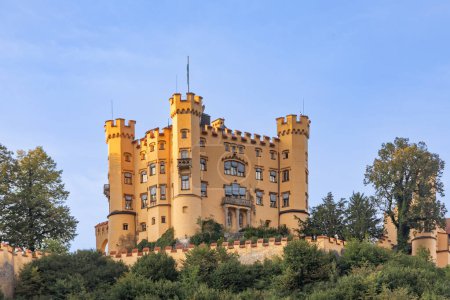 Téléchargez les photos : Château de Hohenschwangau au sommet de la montagne, Allemagne. Le Schloss Hohenschwangau est un monument célèbre des Alpes bavaroises. Vue panoramique de l'ancien château allemand, palais du roi Ludwig II dans les environs de Munich en été. - en image libre de droit