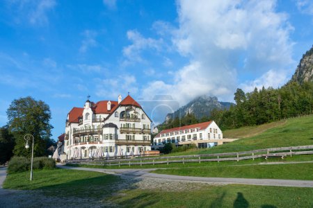 Téléchargez les photos : Célèbre hôtel historique à Hohenschwangau dans la région allgau au château de Neuschwanstein - en image libre de droit