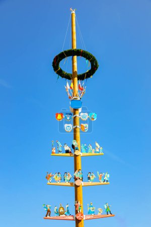 Téléchargez les photos : Mât traditionnel à Wuerzburg sur la place du marché - en image libre de droit