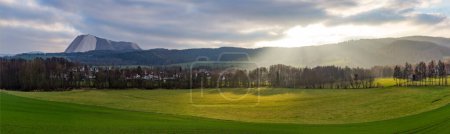 Téléchargez les photos : Paysage pittoresque près de Bad Frankenhausen dans les montagnes Kiffhaeuser avec des champs - en image libre de droit