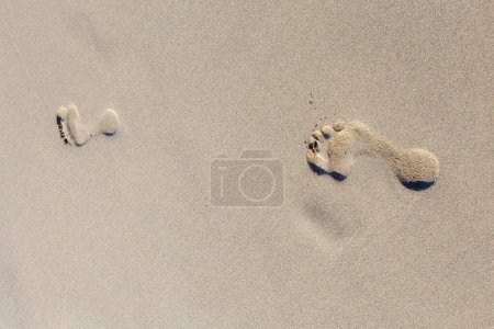 Foto de Huella humana sobre arena verano playa tropical fondo con copyspace. - Imagen libre de derechos