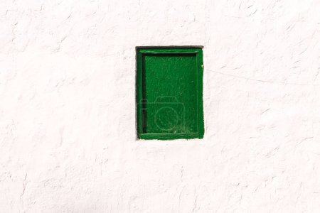 Foto de Fondo de la tradicional ventana verde casa de campo en Lanzarote en la pared histórica blanca - Imagen libre de derechos